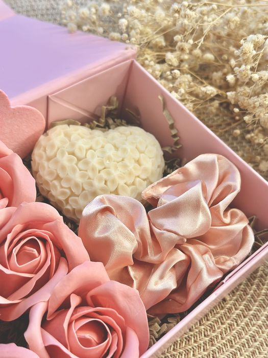 Relax Box z mydełkiem w kształcie serca i różami mydlanymi