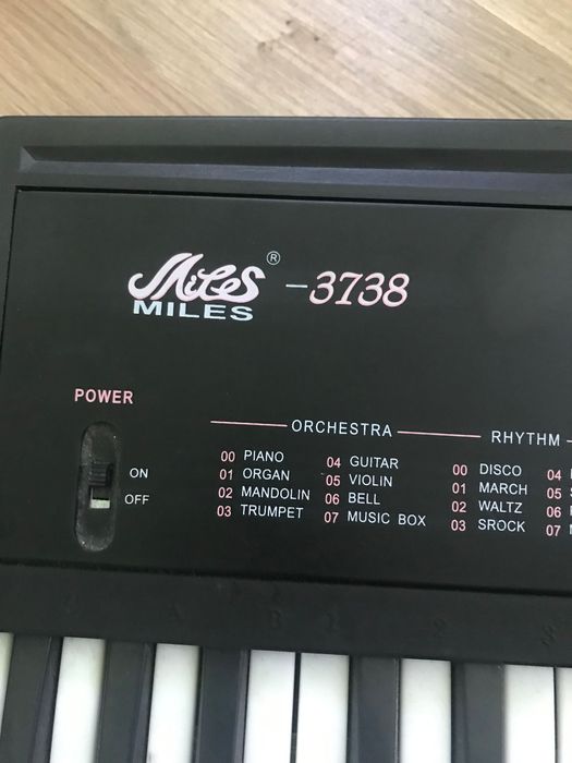 Синтезатор Miles 3738 не робочий