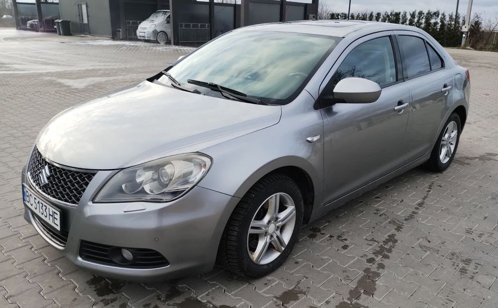 Продам автомобіль Сузукі 2.4 бензин 2011 року комплектація люкс