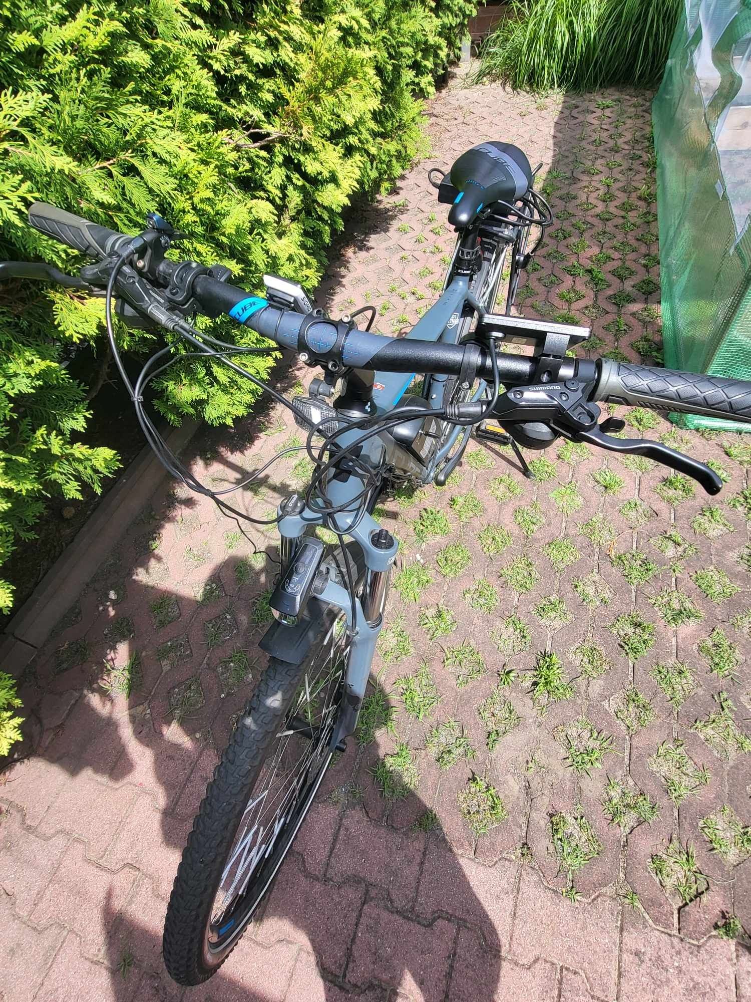 Rower elektryczny Cube koła 29