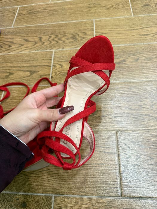 Босоножки на шнуровке