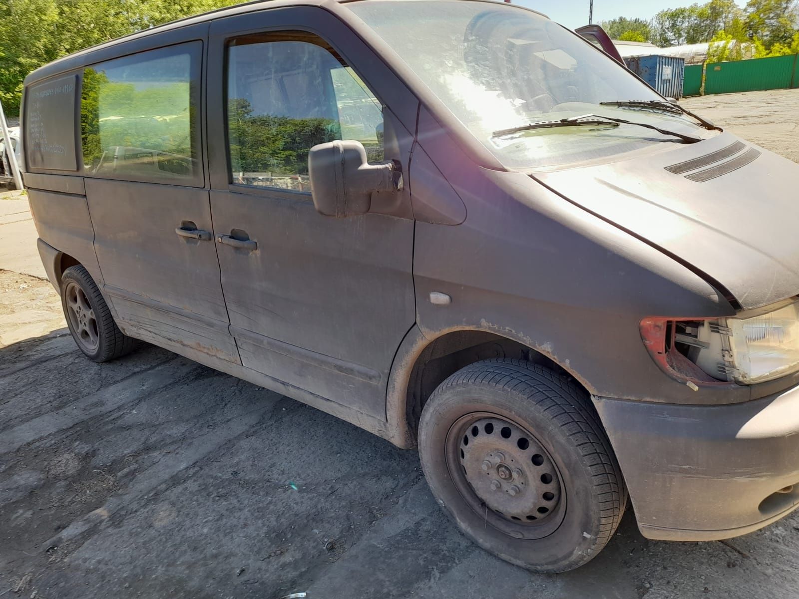 Mercedes Vito 1998r. 2,3 diesel maska przòd 255/24