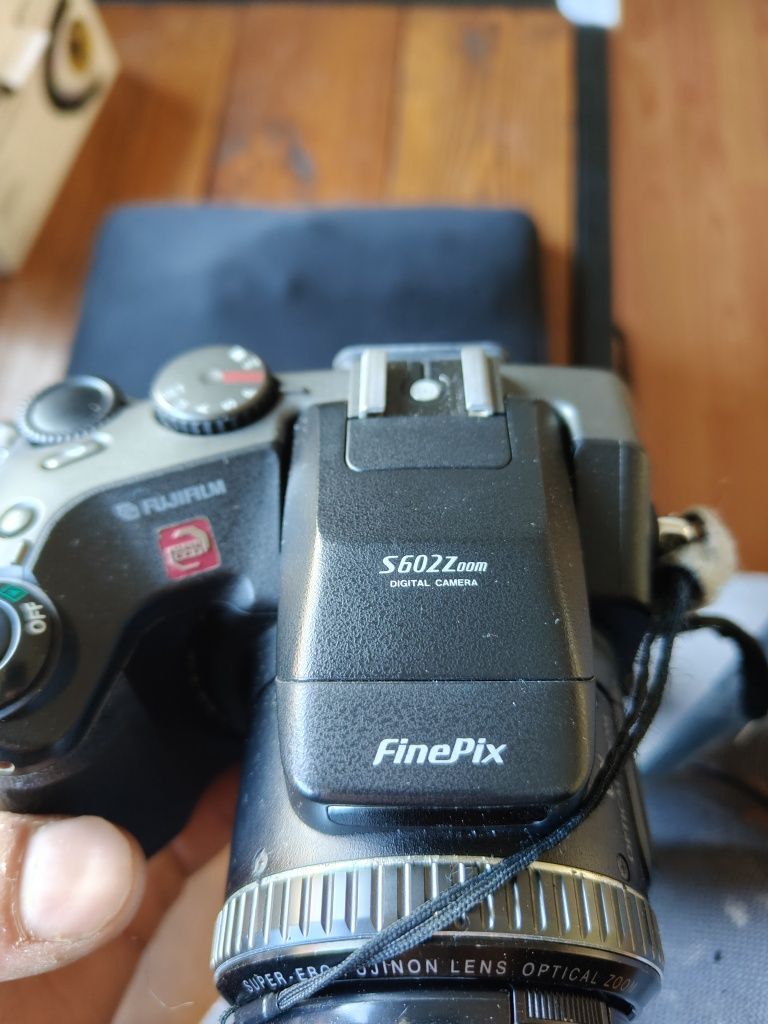 Aparat cyfrowy Fujifilm S602z Finepix Obiektyw Fujinon 6-krotny zoom o