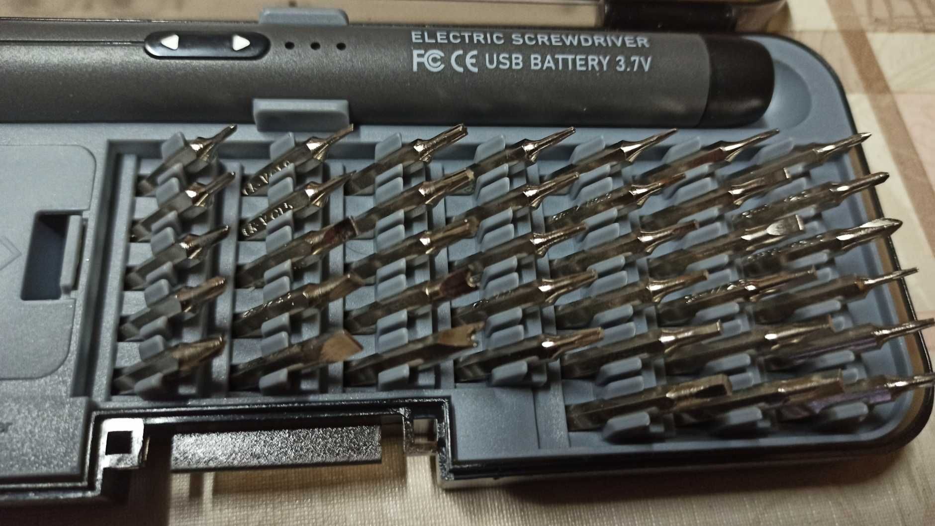 Aparafusador com bateria de lítio e kit de chaves de precisão.
