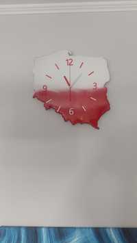 Zegar ścienny w kształcie Polski podświetlony ledami.