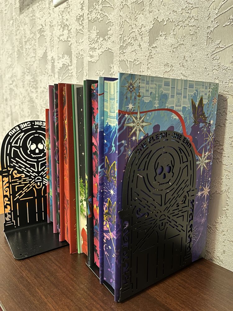 Тримачі / підставка для книг