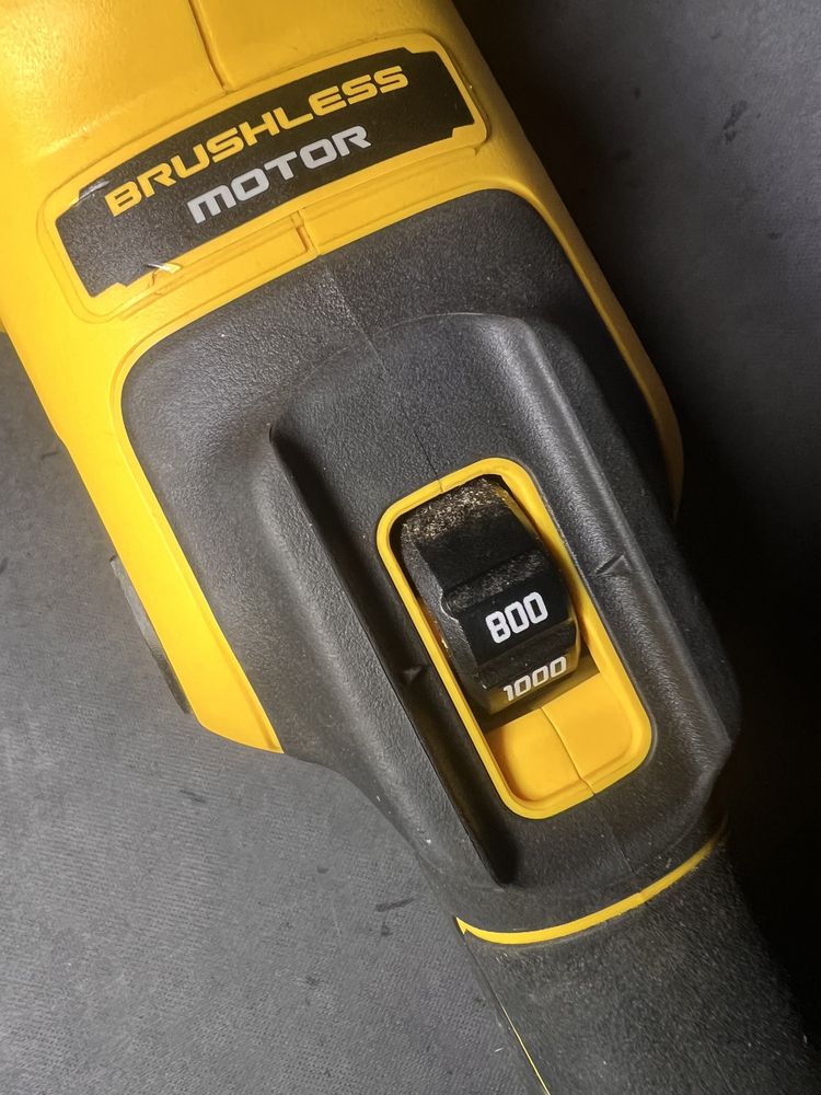 Акумуляторна полірувальна машина DeWALT DCM849