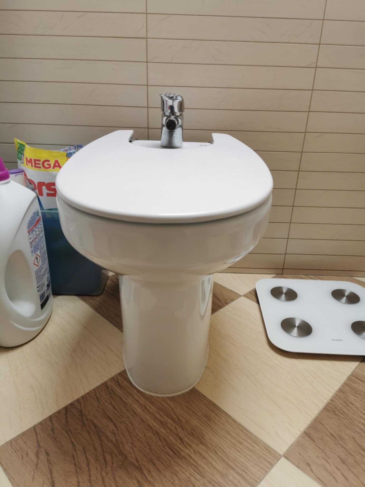 Bidet Roca z baterią stojący.