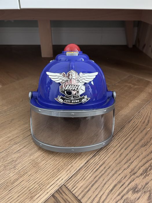 Kask policyjny z dzwiekiem i sygnalem swietlnym