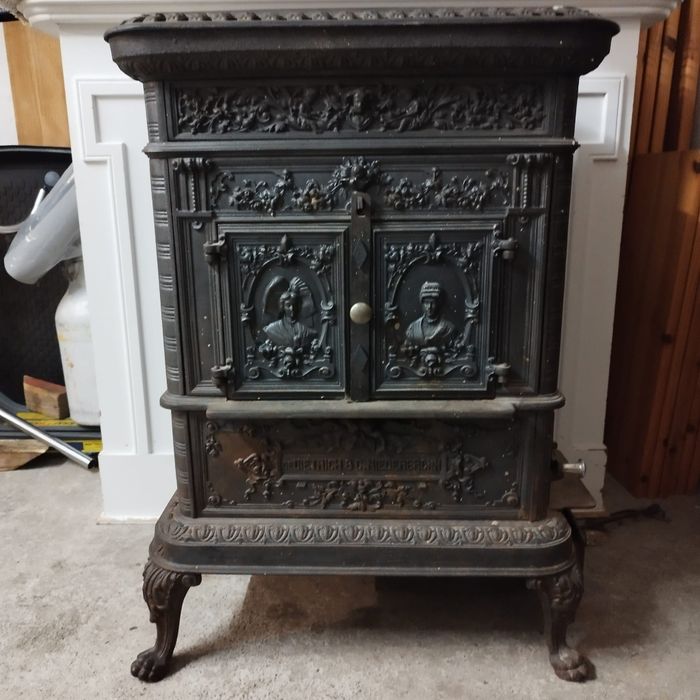 Piec żeliwny  piec marki Dietrich.