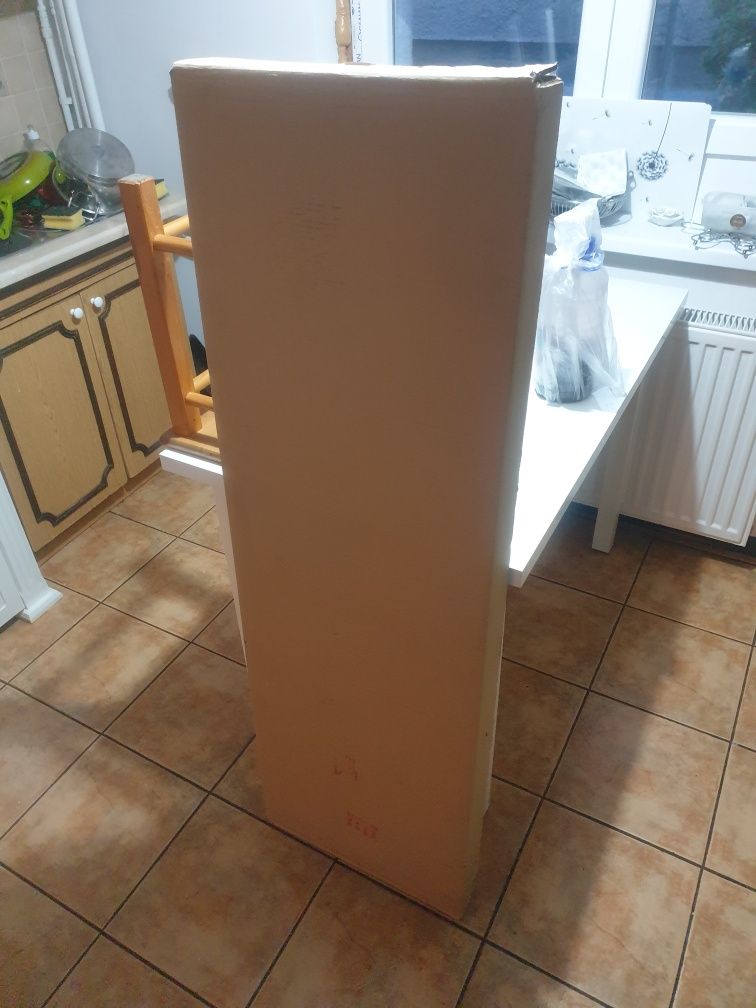 Witryna wisząca z kolekcji Fever