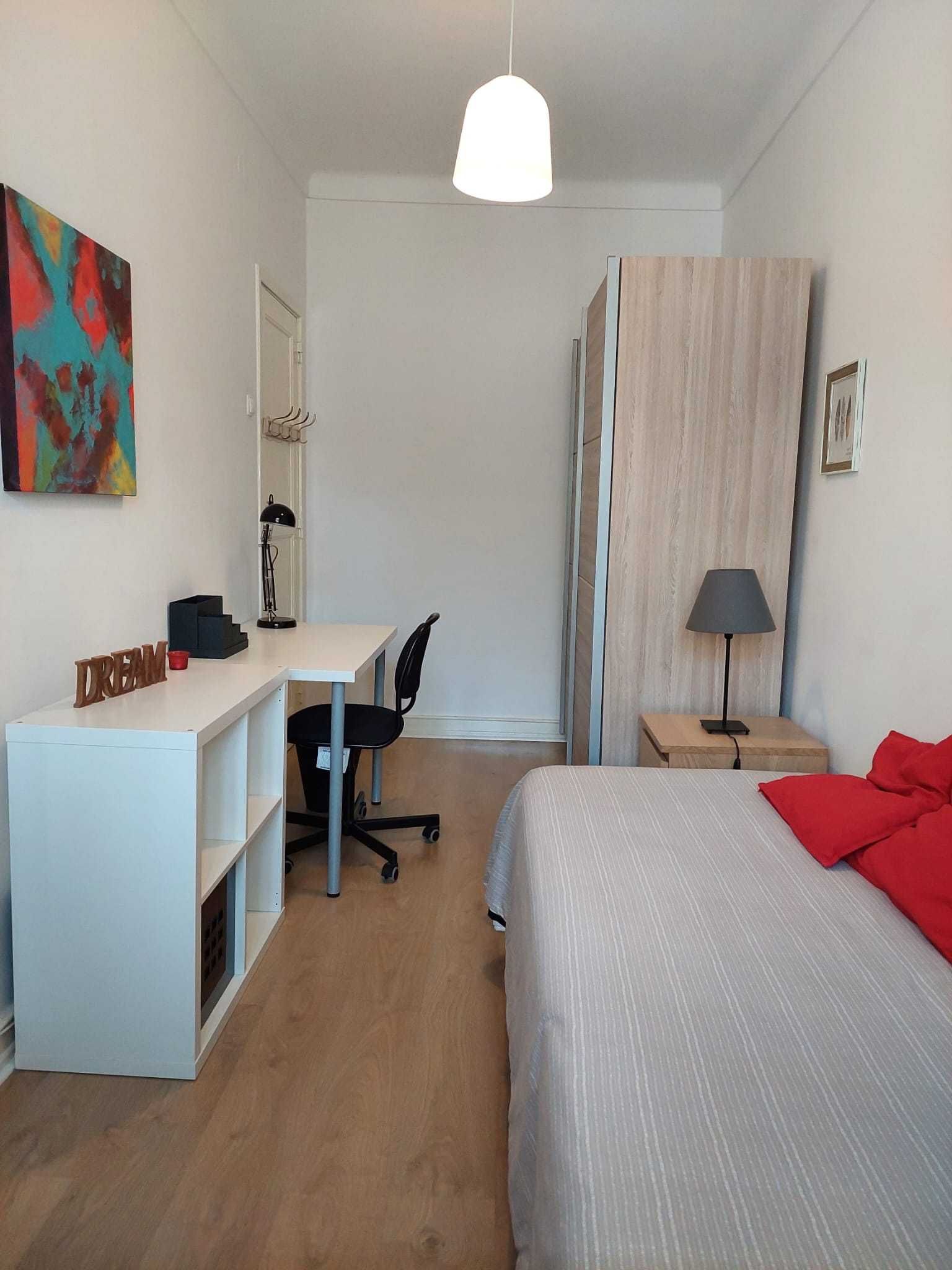 Quarto Av. Roma com WC privativo