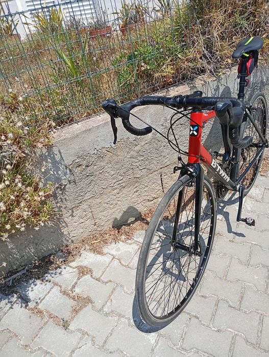Bicicleta de estrada de gama média