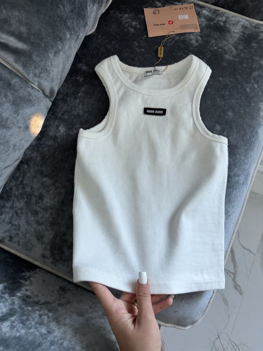 Белая майка в рубчик с дырками miu miu