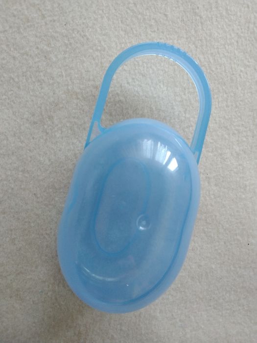 Niebieski pojemnik na smoczek smoczki uniwersalny gryzak cumel