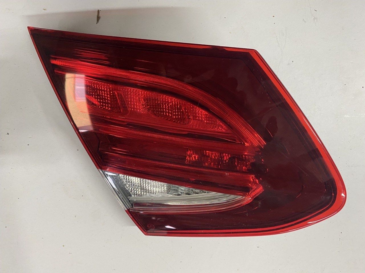 Mercedes C clas w205 coupe фонарь задний стоп левый в крышку багажника