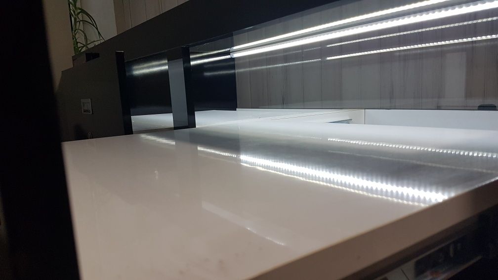 Lada recepcja LED czarna lakier połysk z przeszklenia i szufladami