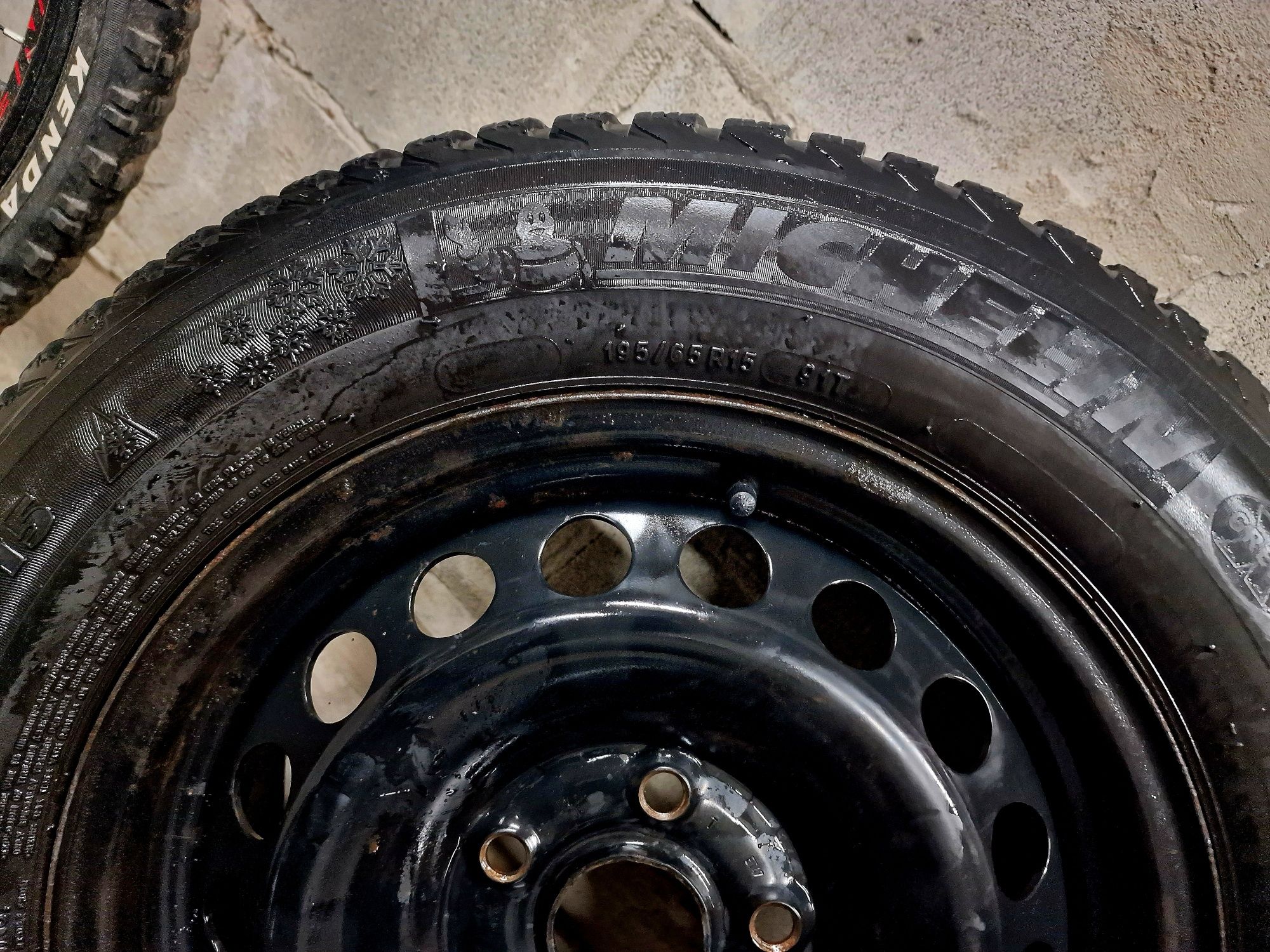 Сталеві диски R15 5×112 ET 47 на зимовій резині Michelin 195/65 R15