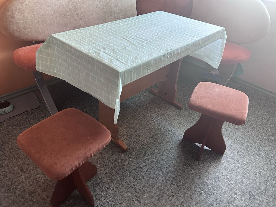 Мякий кухонний куток зі столом та двома табуретами