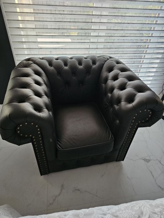 Fotel skórzany chesterfield.