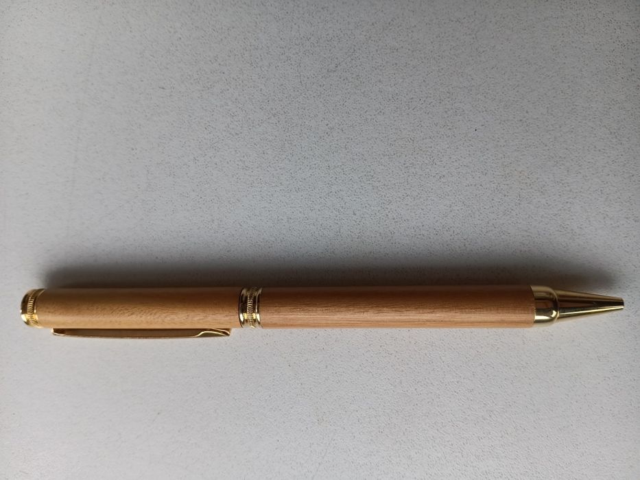 Caneta revestida a madeira
