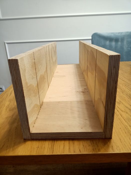 Drewniana skrzynka uciosowa