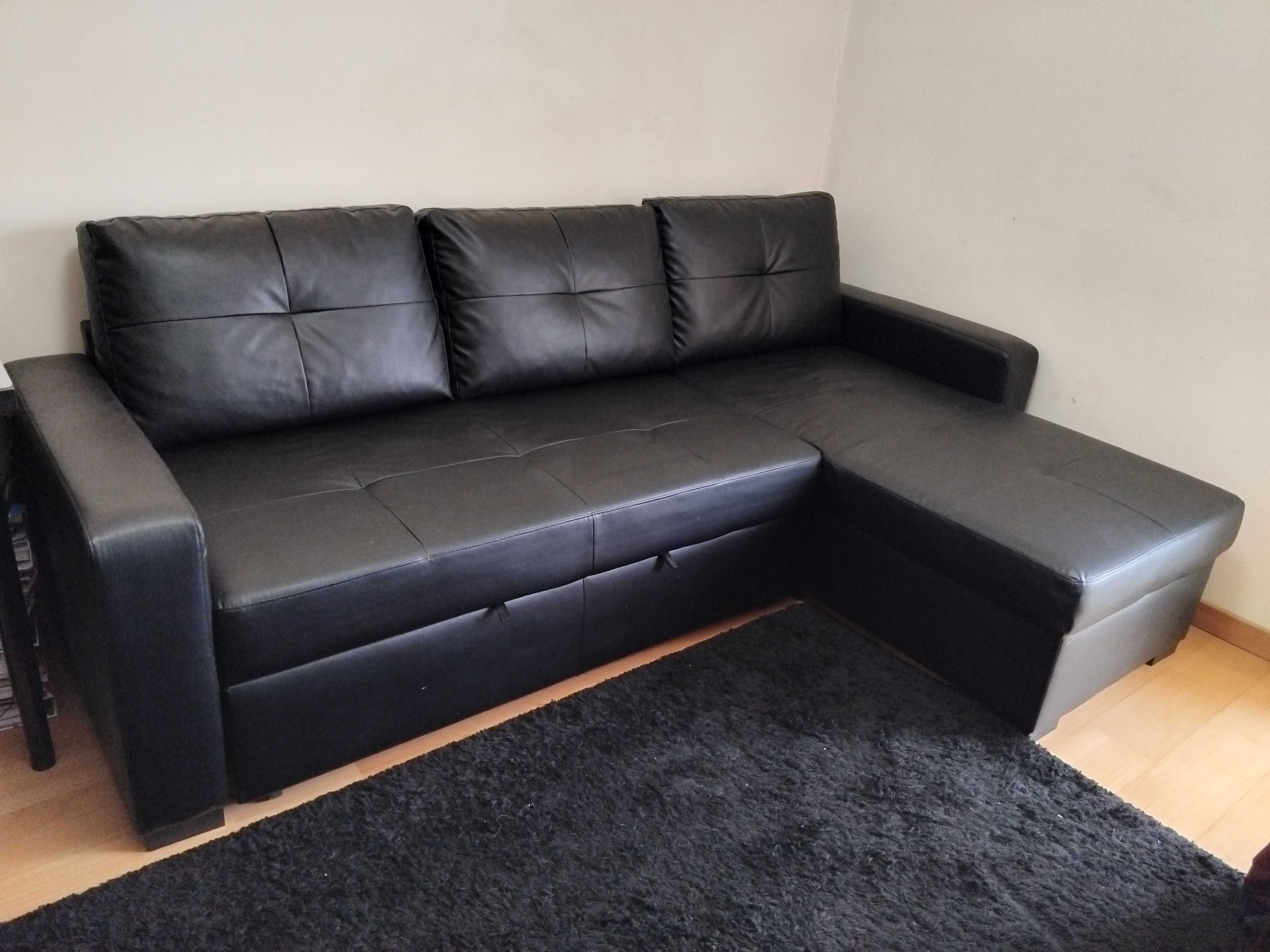Sofá cama IKEA, com chaise longue (pele sintética preta)