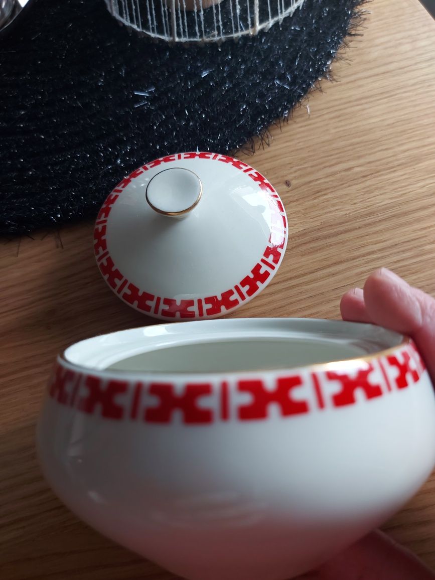 Polska porcelanowa  cukierniczka biała z czerwonym wzorem