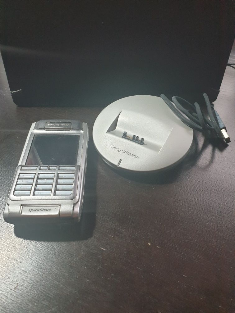 Telefon Sony Ericsson P910 ze stacją dokującą i rysikiem