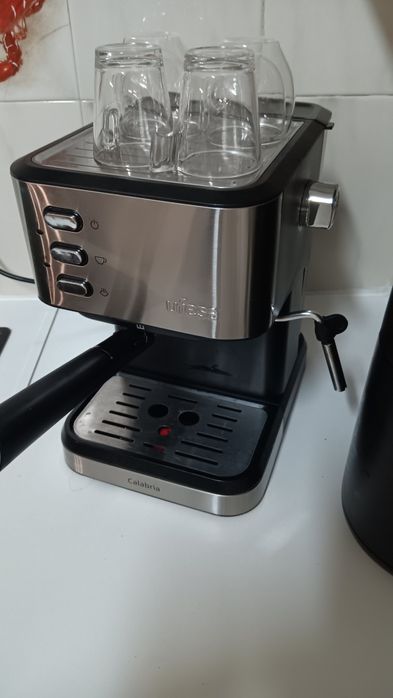 Máquina de café com manípulo e saída de vapor para galão Ufesa nova