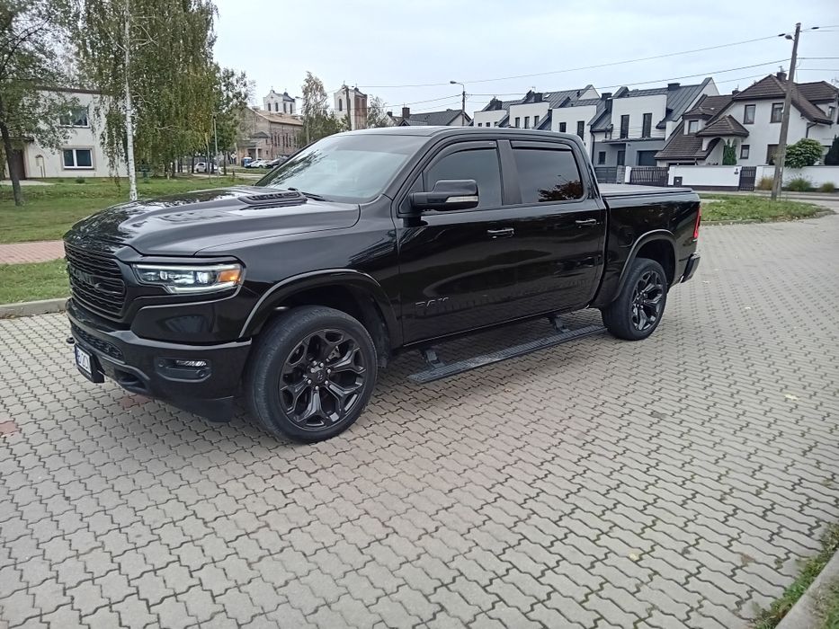 RAM 1500 LIMITED Black Night Edition