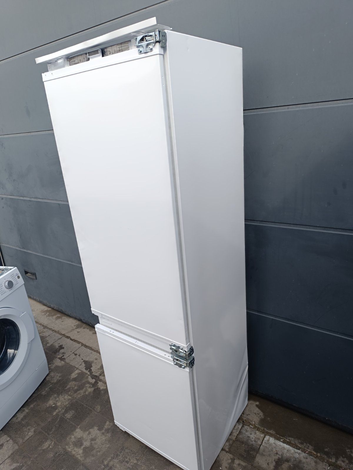Вбудований холодильник Grundig висотою 2м