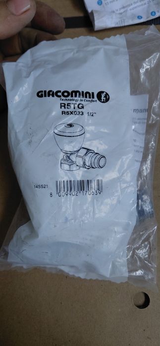 Комплект радиаторных кранов Giacomini 1/2" термостатический угловой