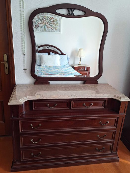 Vendo cama, colchão, comoda e 2 mesas cabeceira