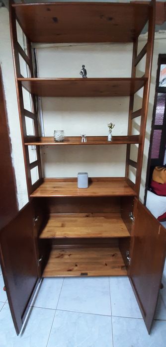 Móvel madeira cerejeira com prateleiras