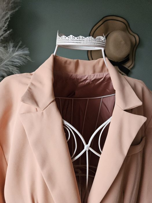 Sukienka damska Marynarka Mini beżowa Wycięcia Cut Out Perełki M 38 Bu