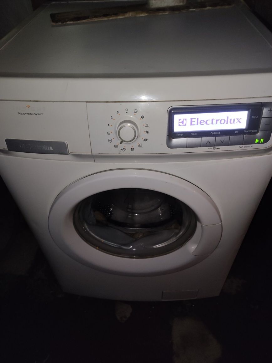 Сучасна пральна машина  в гарному стані