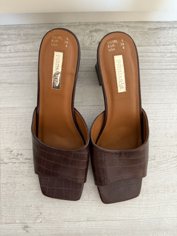 Sandálias de salto alto mules castanhas pele tipo crocodilo PRIMARK 39