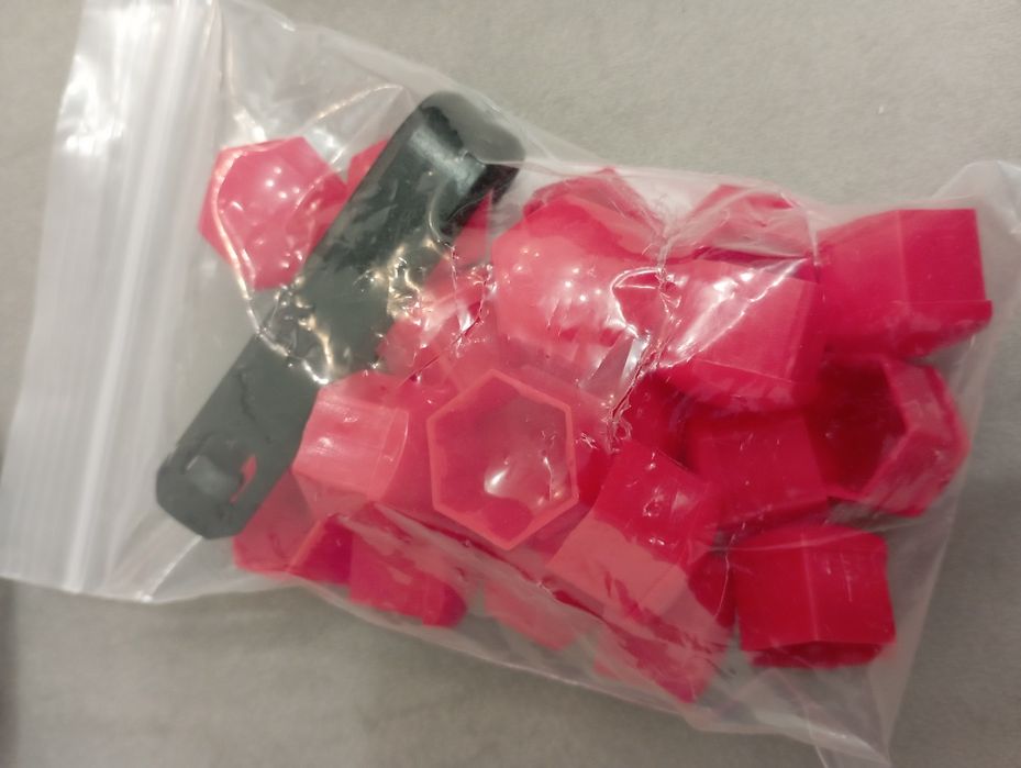 Korki Zaślepki Kapturki na śruby kół kolorowe 17 rozmiar