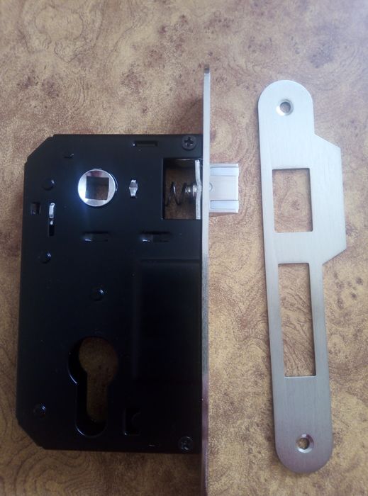 Замок врізний з планкою