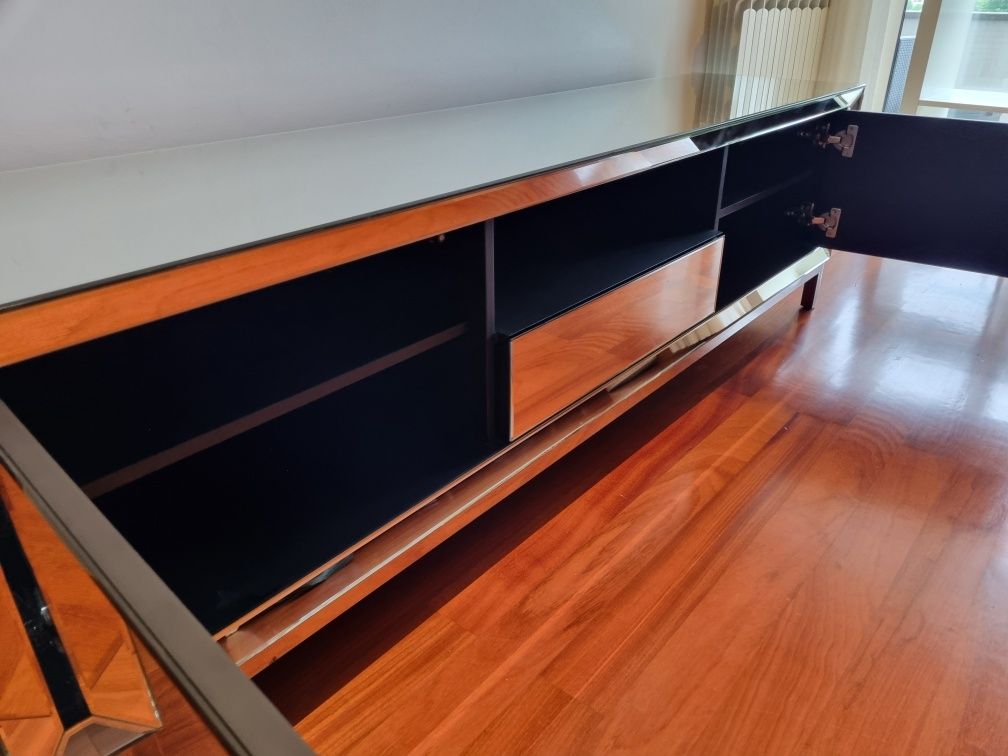 Rack para TV de Madeira com Acabamento Espelhado - Moderno