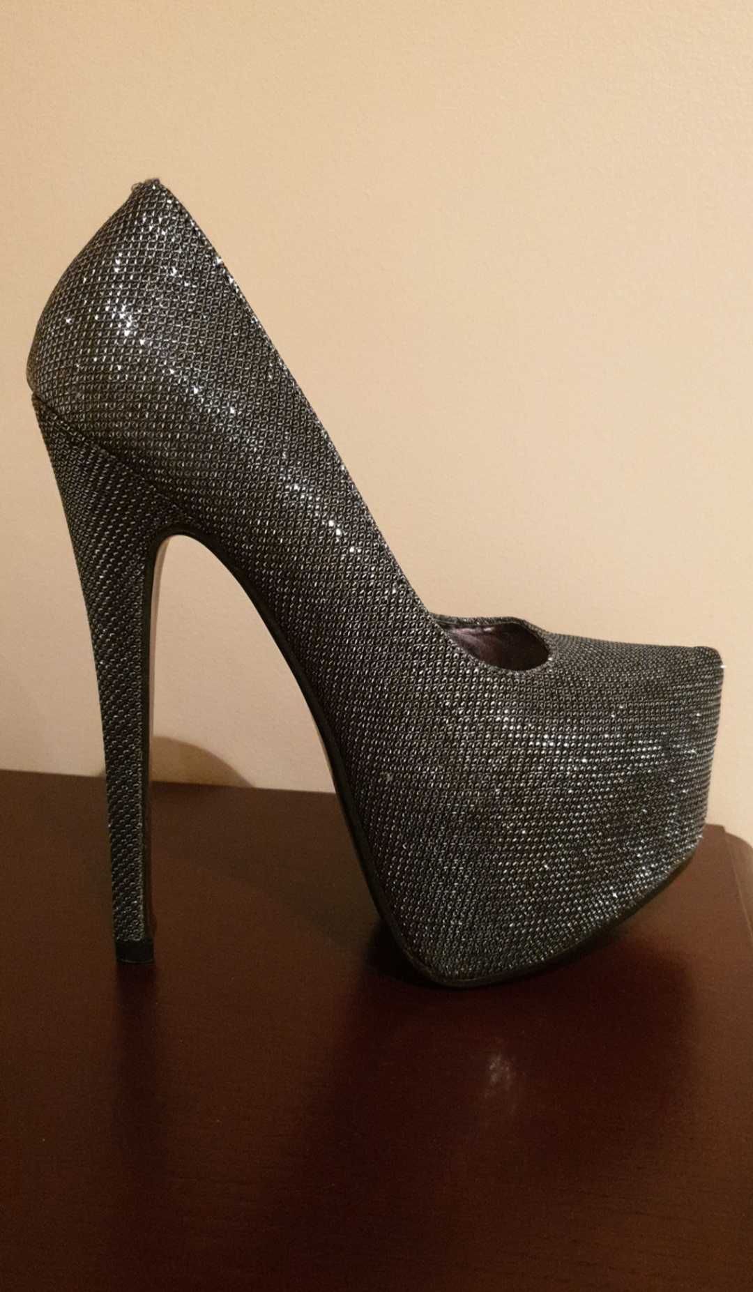 Sapatos Cinzentos com Brilho
