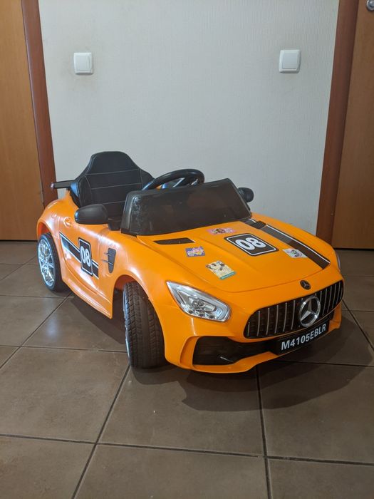 Дитячий електромобіль