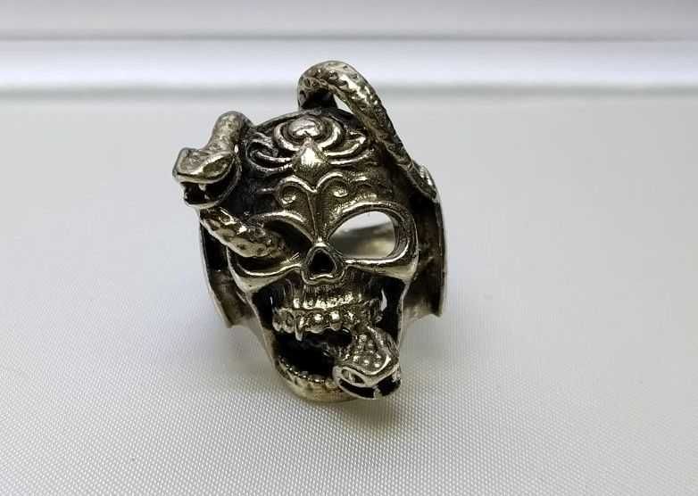 Srebrny sygnet - czaszka z wężami - próba 800 - nr 026