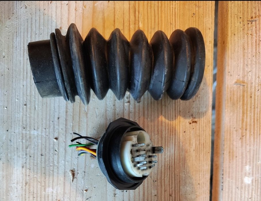 Запчасти для Фольксваген Гольф 3  (Венто) разъемы и гофра на провода