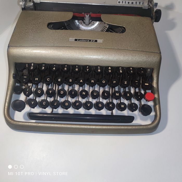 Olivetti Lettera 22 - Máquina de escrever Antiga com estojo