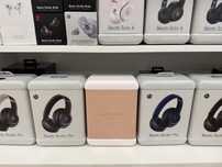 Нові Beats Studio Pro х Kim Kardashian Special Edition Moon MW663