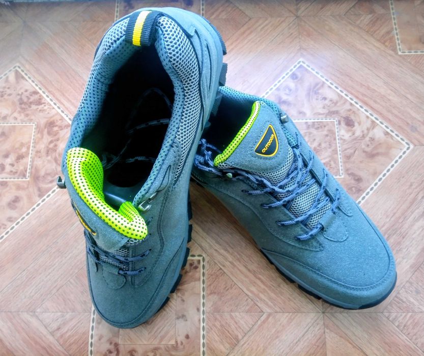 Продам чоловічі весняно-осінні кросівки 45 р