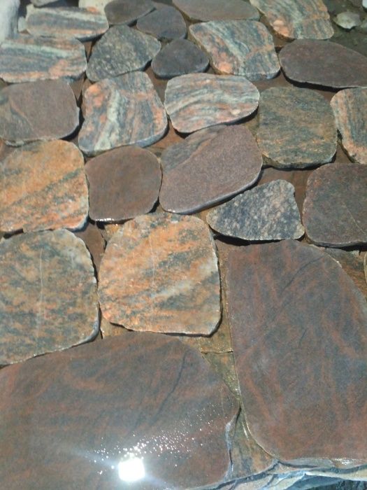 Kamień; naturalny; cięty; polny; otoczak; graniitowy; plastry