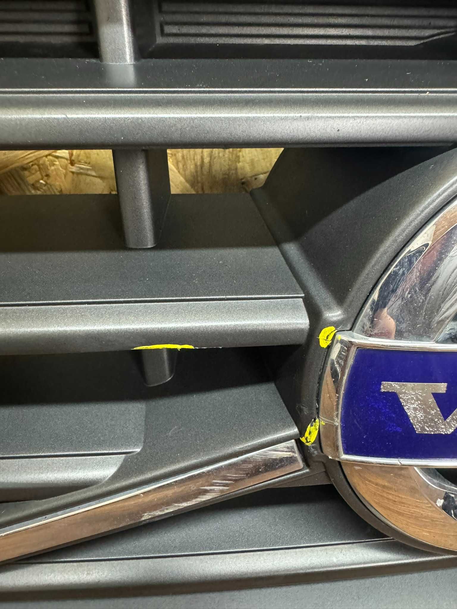 Oryginalny grill atrapa zderzaka chłodnicy Volvo XC60 I LIFT